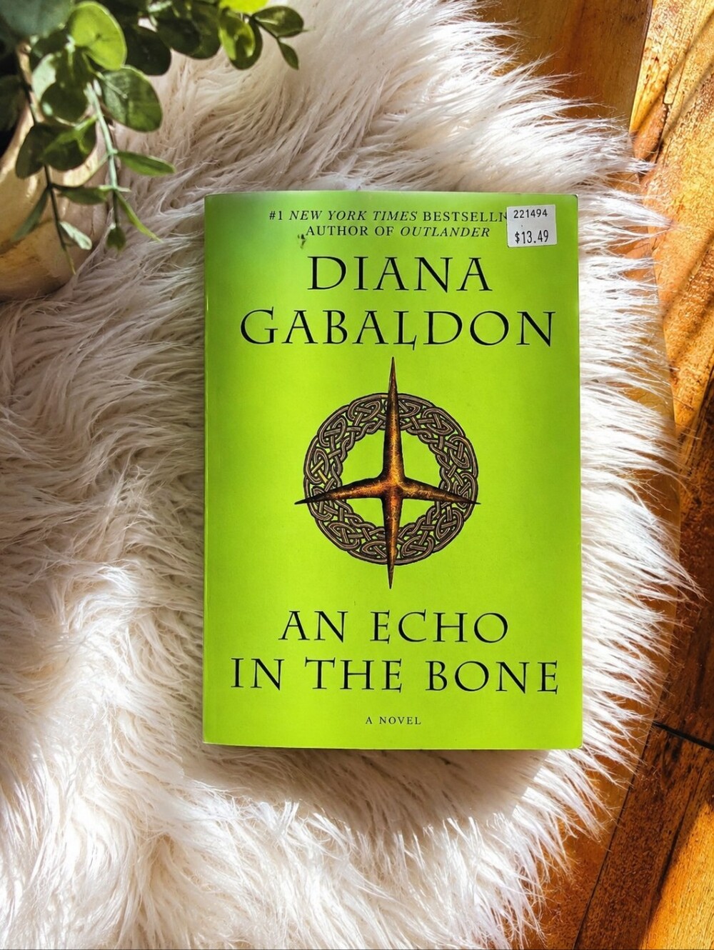 Diana Gabaldon "An Echo in the Bone" — Bright Lime Green